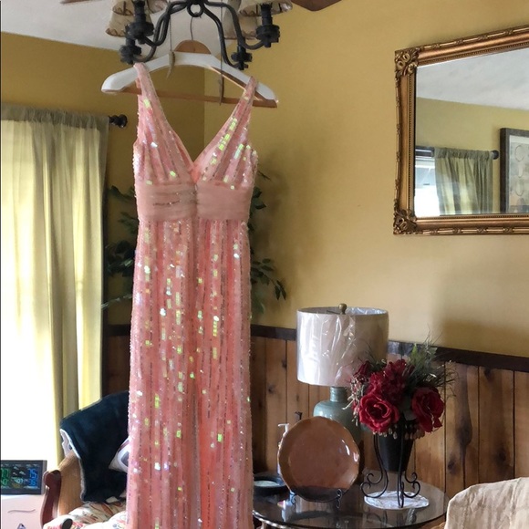 Beautifully sequined and flowing dress - Picture 4 of 7